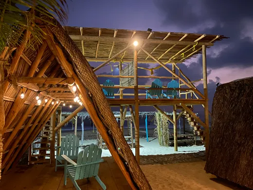 Terraza del club de playa al atardecer con luces
