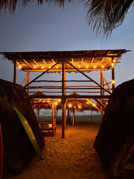 Entrada del club de playa iluminada de noche