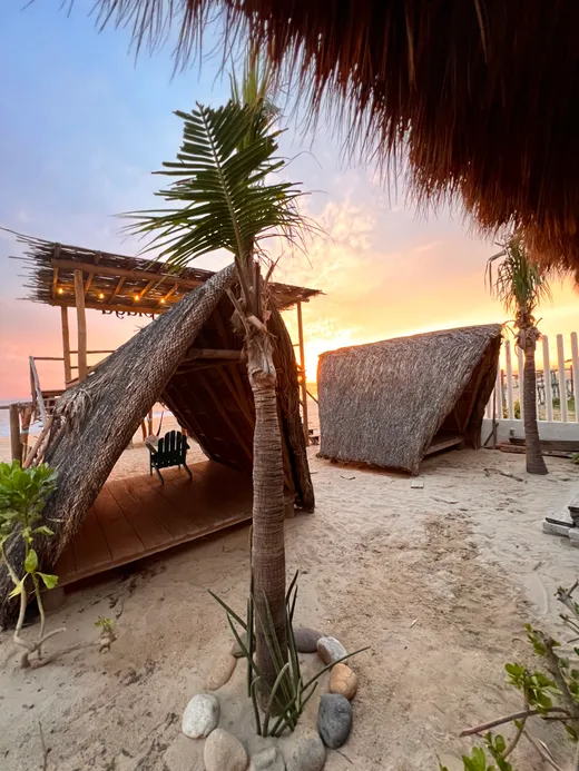 Palapa frente al mar al atardecer