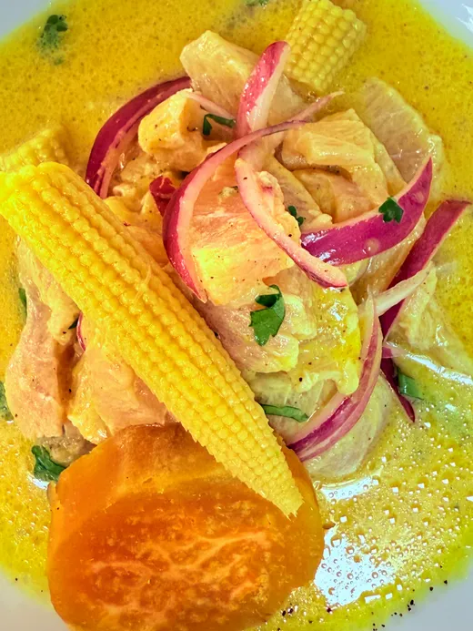 Ceviche amarillo con elote baby y cebolla morada