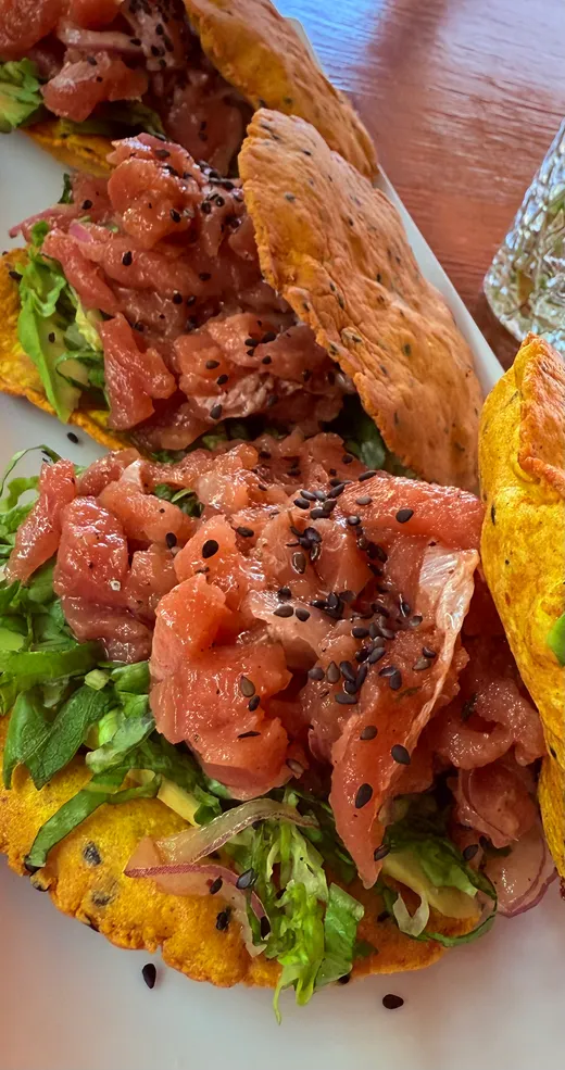 Tostadas de atun con ajonjoli y cebolla morada