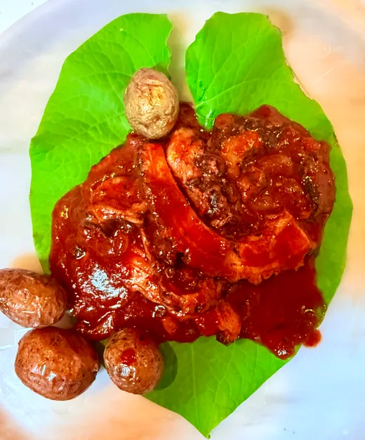 Carne en adobo rojo con papitas de bola