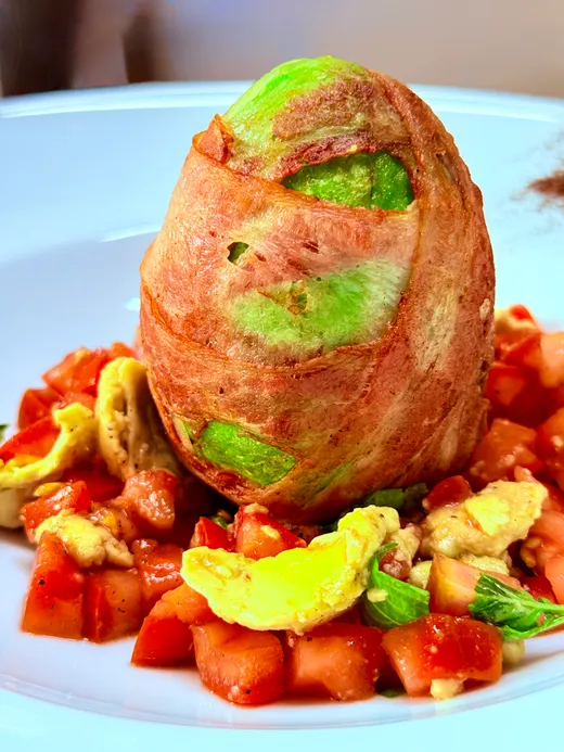 Aguacate relleno envuelto en tocino con ensalada de jitomate