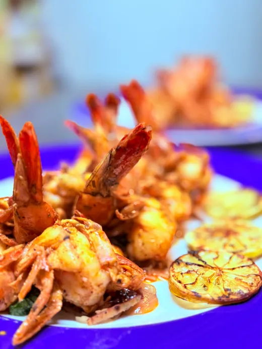 Camarones a la parrilla con limon asado