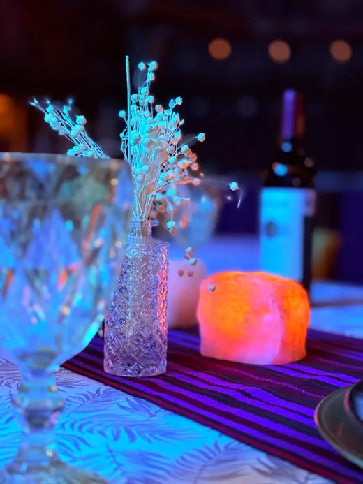 Mesa con velas en el restaurante Mar de Fondo