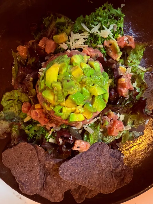 Tartar de atun con aguacate y tostadas de maiz azul