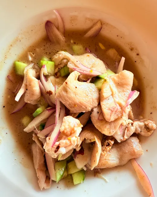 Ceviche de pescado con pepino y cebolla morada