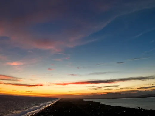Vista aerea de la costa al atardecer