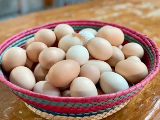 Canasta de huevos caseros de La Granja del Mar