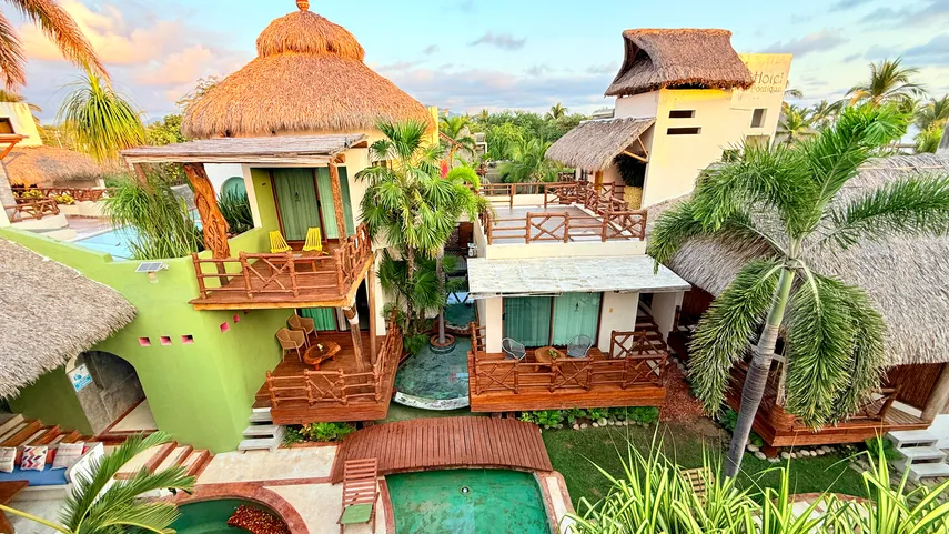 Terrazas, albercas y palapas del AV Hotel Boutique