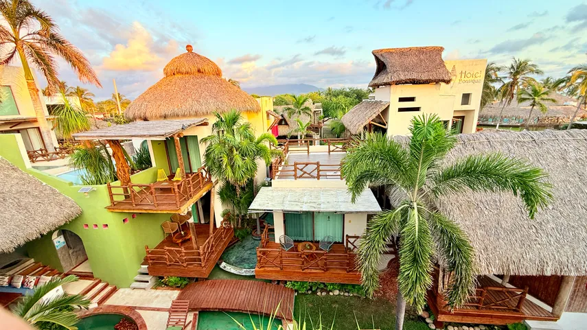 Terrazas y albercas del AV Hotel Boutique al atardecer