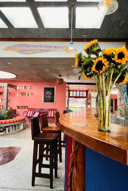 Sala de estar con bar y girasoles