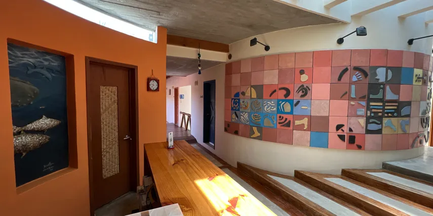 Pasillo de recepcion con mural de mosaico en AV Hotel Boutique