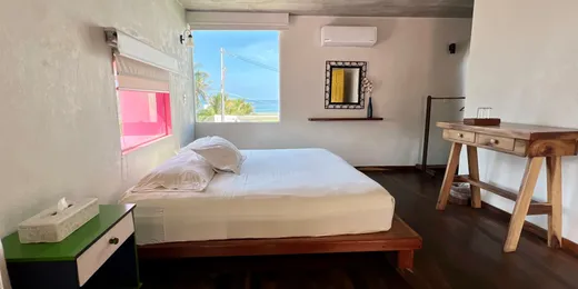 Habitacion con ventana y vista al mar