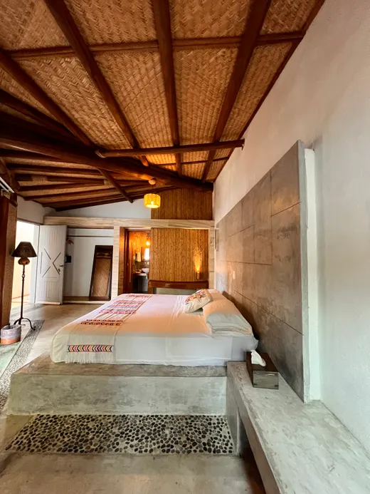Habitacion Petate con paredes de palma y bano de piedra