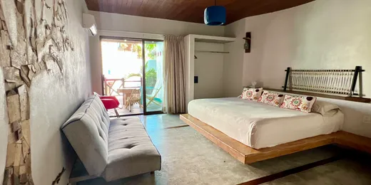Habitacion con cama king, sofa y balcon privado