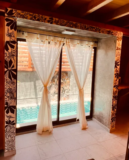Ventana de la habitacion Tamarindo con vista a la alberca
